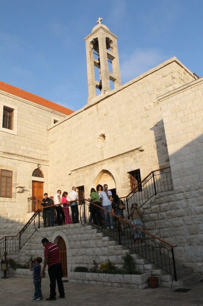 Imagen de un monasterio con personas en escaleras.