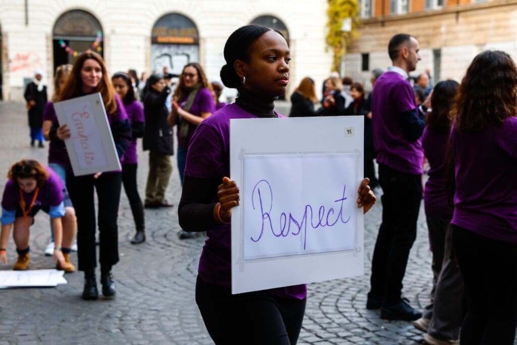Una mujer sostiene un cartel que dice “Respeto”.