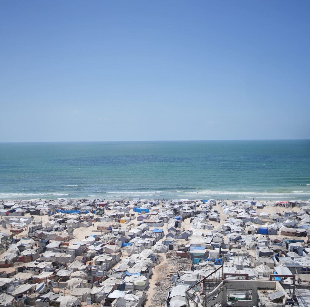 Un campamento en Gaza junto al mar Mediterráneo.