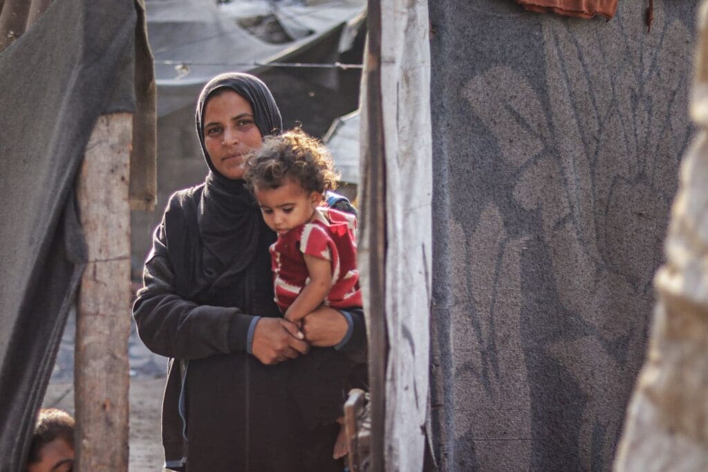 Mujer sosteniendo a un niño.