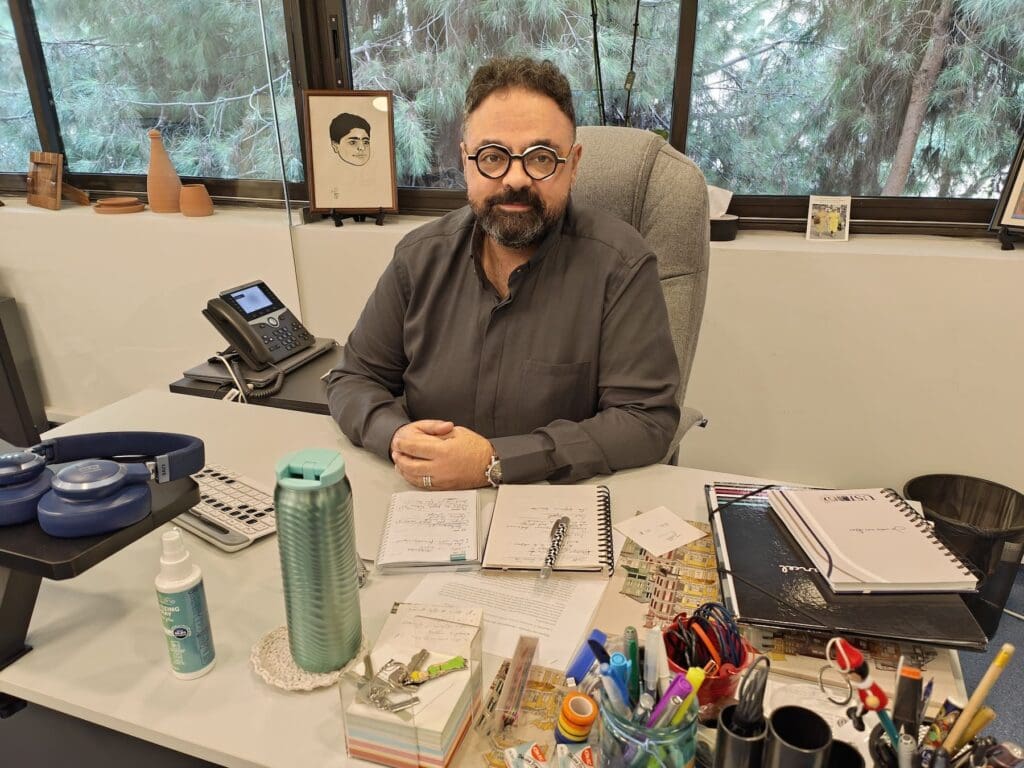 El padre jesuita Jad Chebli, capellán de la Universidad St. Joseph de Beirut, sentado en su escritorio.