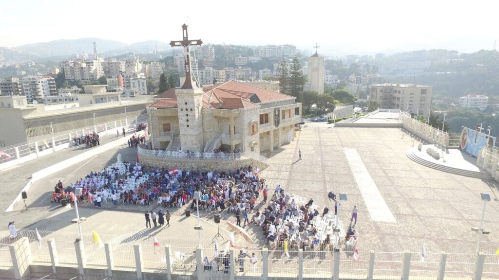 Vista aérea de una multitud de personas frente a una iglesia.