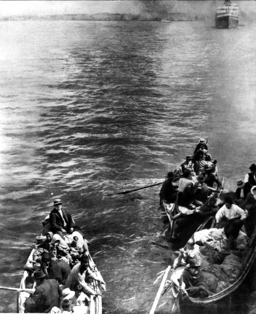 Foto en blanco y negro de 1926, de personas huyendo en botes.
