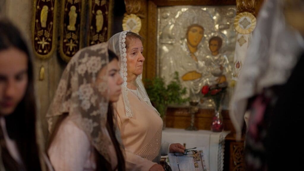 Dos mujeres con mantillas en una iglesia.