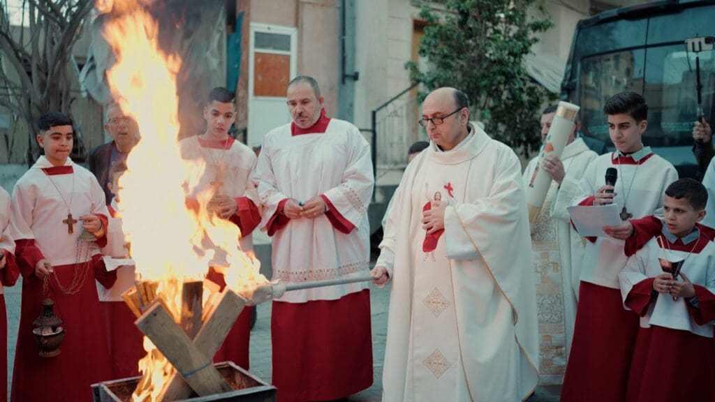 El padre Gabriel Romanelli enciende el fuego como parte de la liturgia del Sábado Santo.