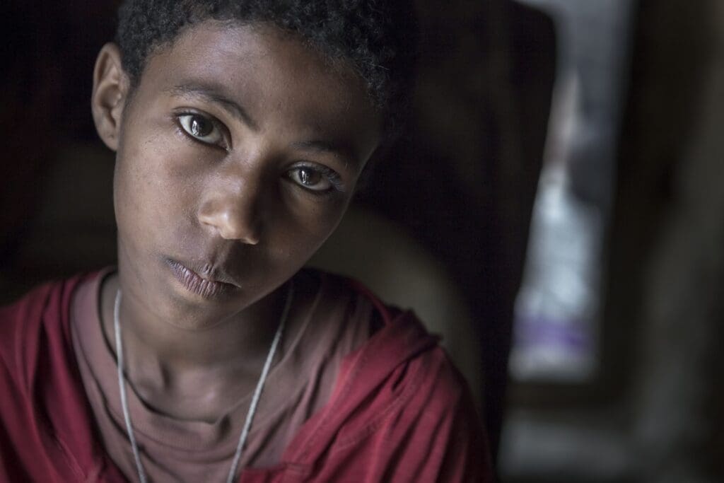 Retrato de un niño triste en Etiopía.