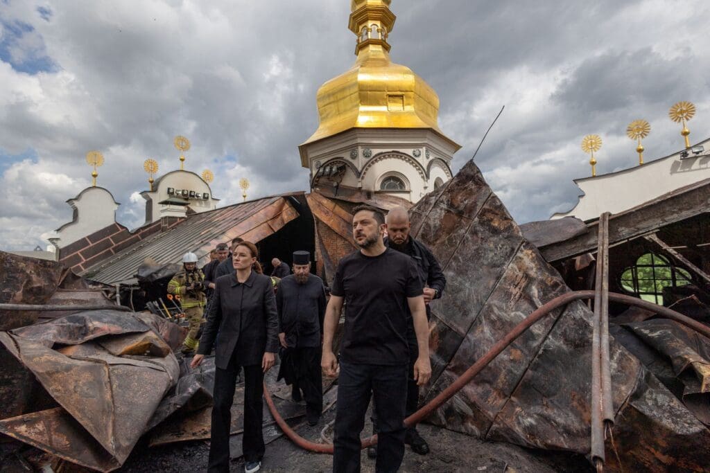 Presidente de Ucrania y otras tres personas inspeccionan los daños en la Catedral de la Dormición en Kiev.
