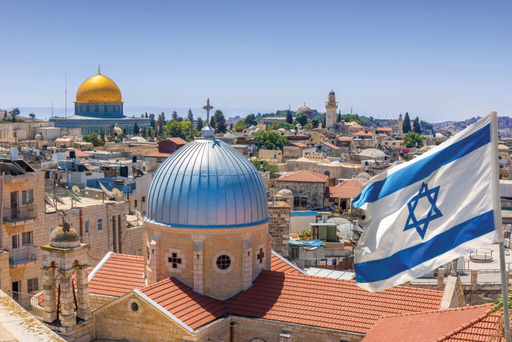 La cúpula azul de la iglesia de Nuestra Señora de los Dolores y la dorada Cúpula de la Roca adornan el perfil urbano de Jerusalén.