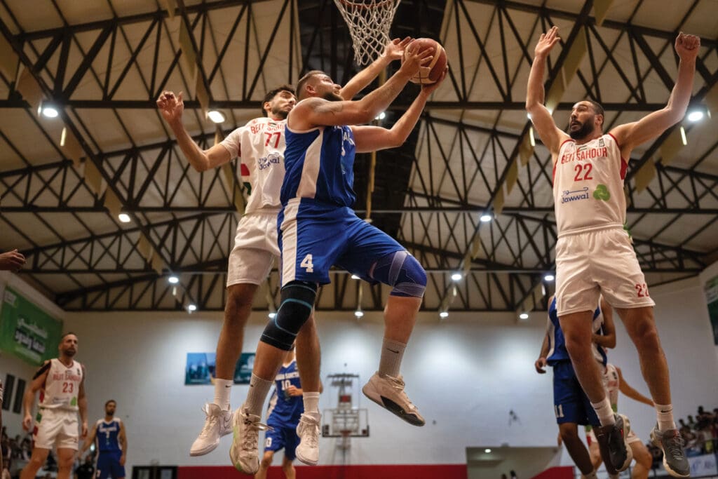 Hombres jugando al baloncesto.