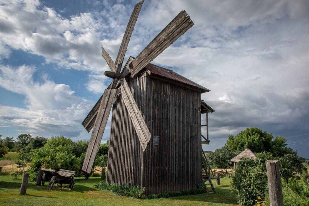 Un antiguo molino de viento.