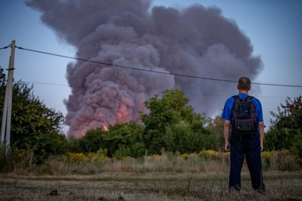 Un hombre observa un incendio.
