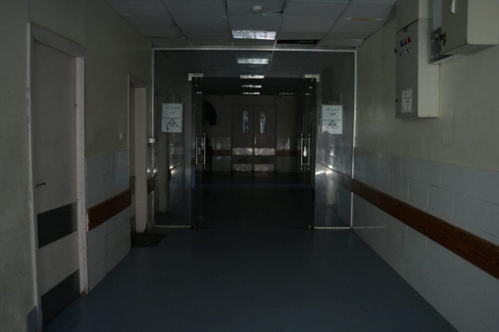 Pasillos de hospital vacíos.