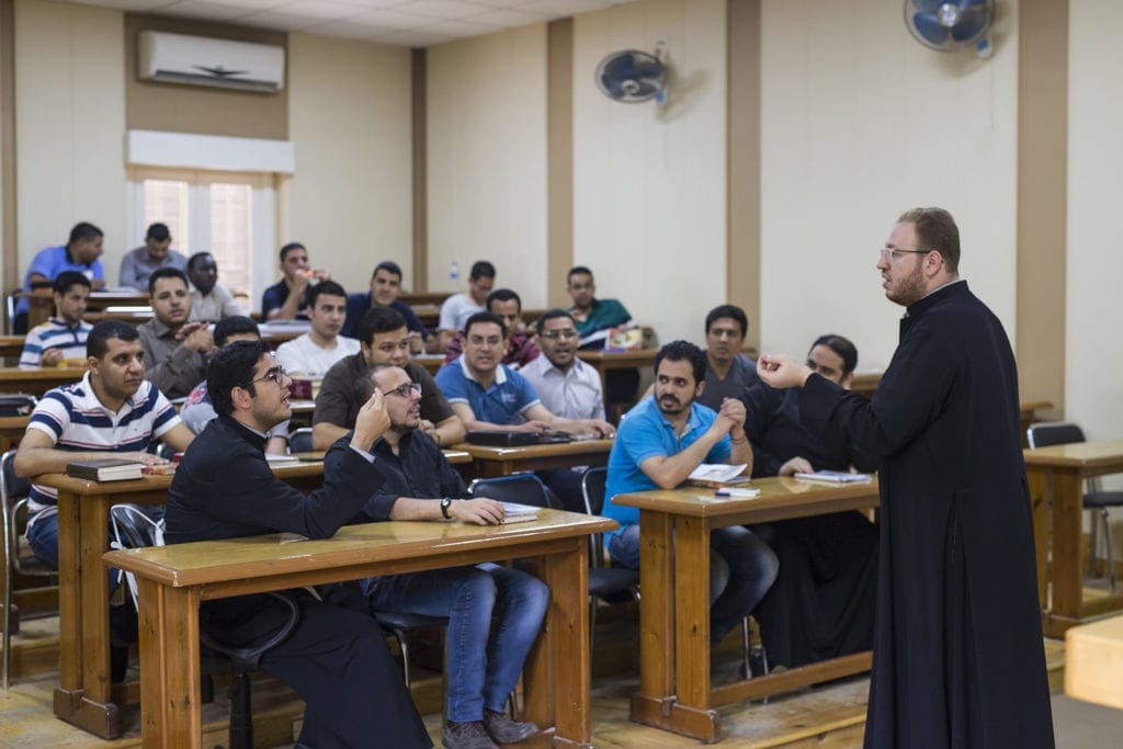 un prêtre enseigne aux étudiants du séminaire