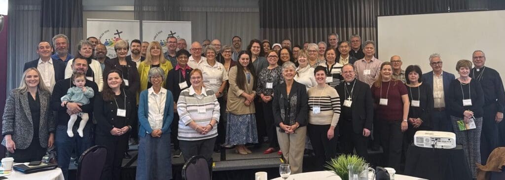 Les participants à une conférence se réunissent pour une photo de groupe.