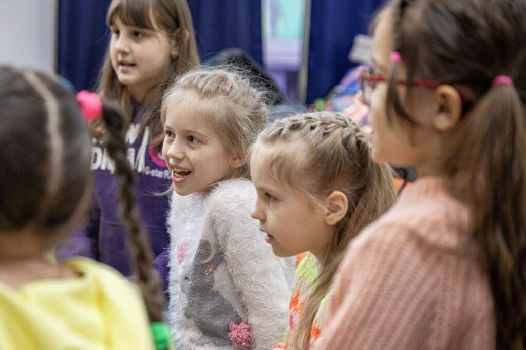 Foto di quattro bambine sorridenti, provenienti dall’Ucraina.