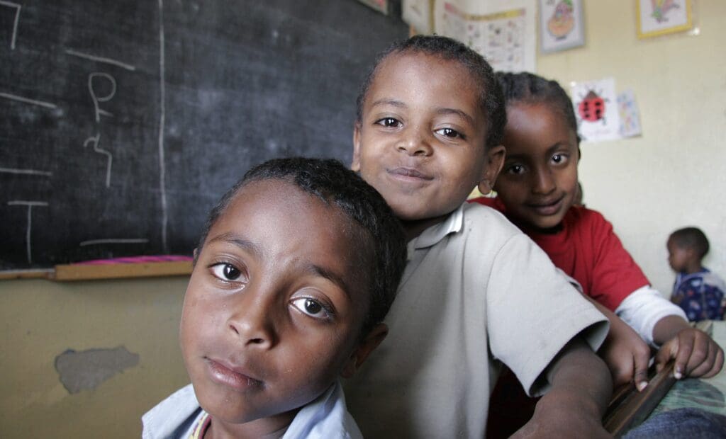 Giovani studenti in un'aula scolastica.