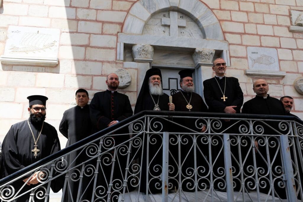 Foto di gruppo del Cardinale Pizzaballa insieme ad altri membri del clero