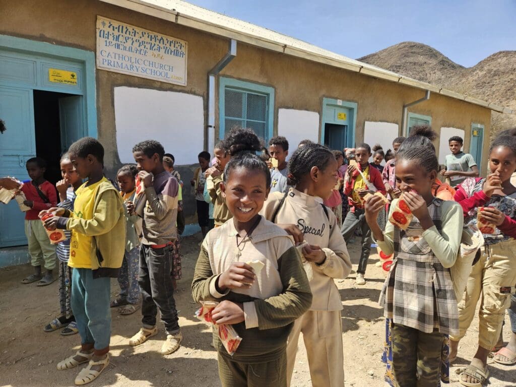 Gruppo di bambini in una giornata di sole su una strada sterrata in Etiopia.