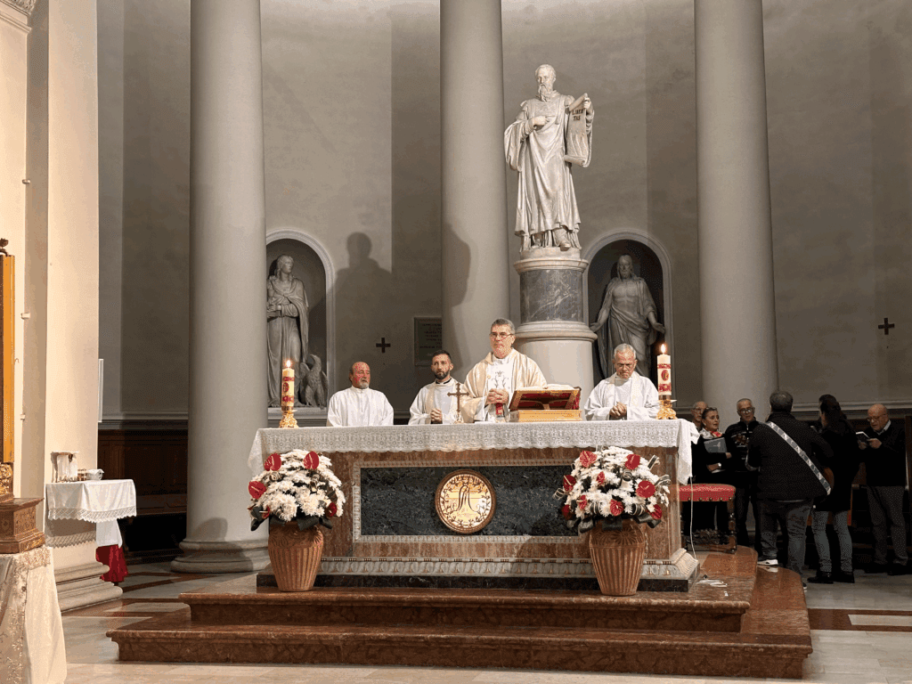 Altare della Basilica di San Marino durante la celebrazione eucaristica.