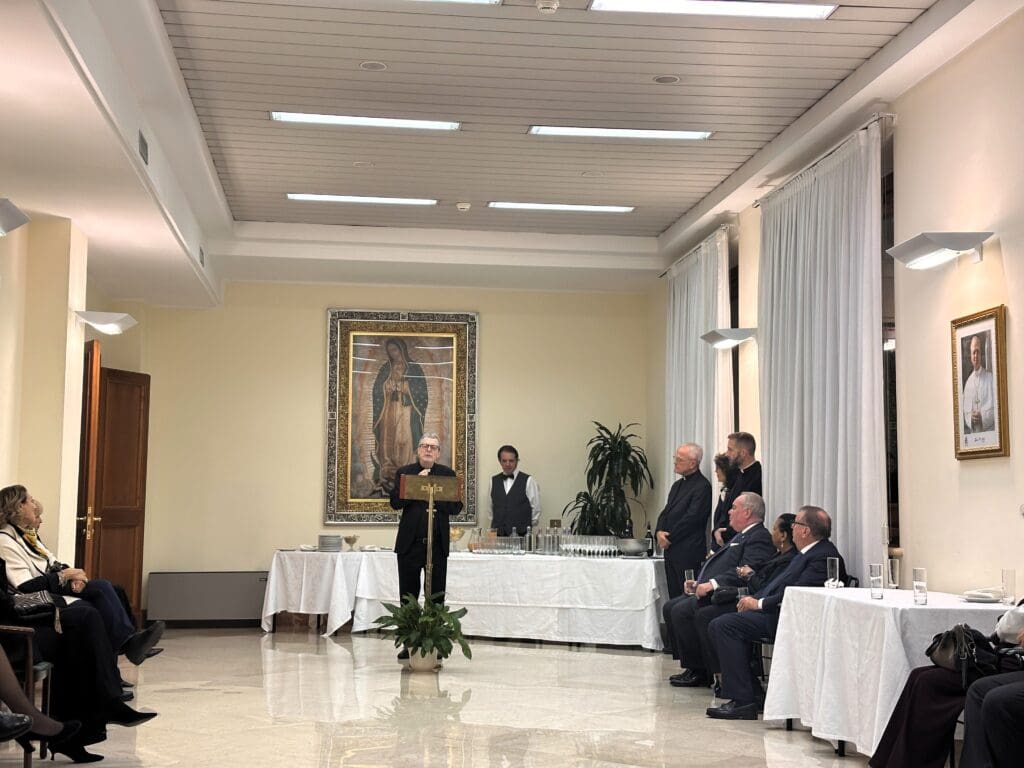 Un sacerdote parla dietro un leggio.