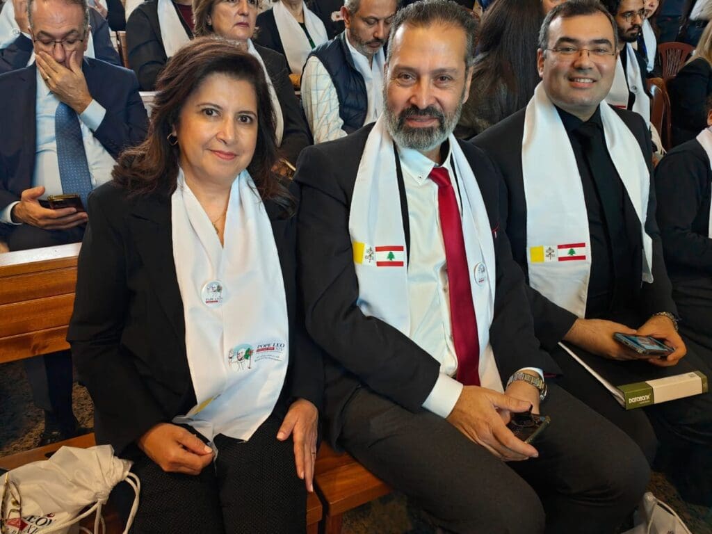 Alcune persone che posano per una foto sedute su una panca di una chiesa.