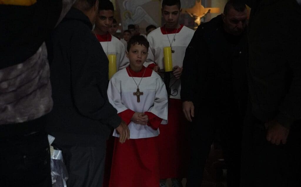 Un bambino vestito da chierichetto