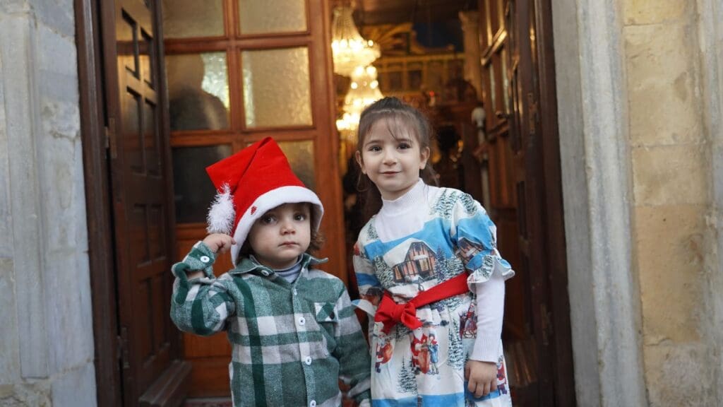 Due bambini posano per una foto