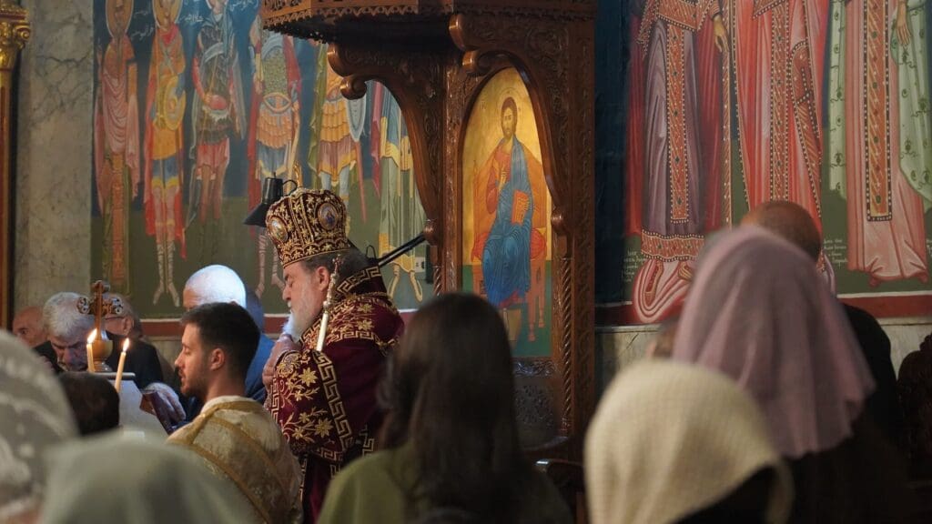 Un arcivescovo in preghiera all'interno di una chiesa