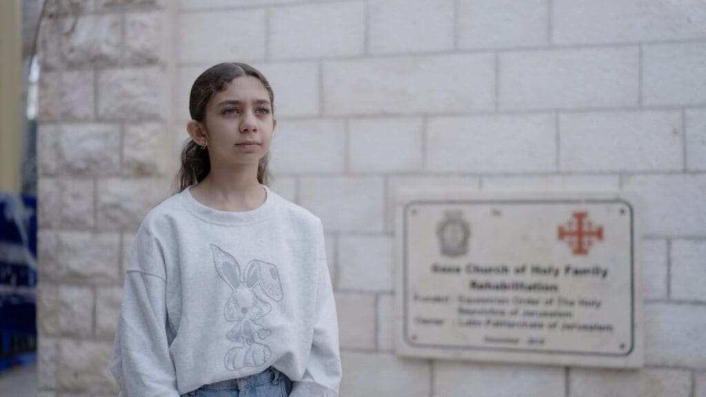 Una bambina in posa per una foto