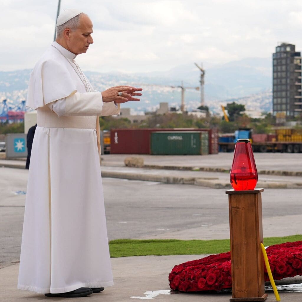 Papa Leone XIV in preghiera.