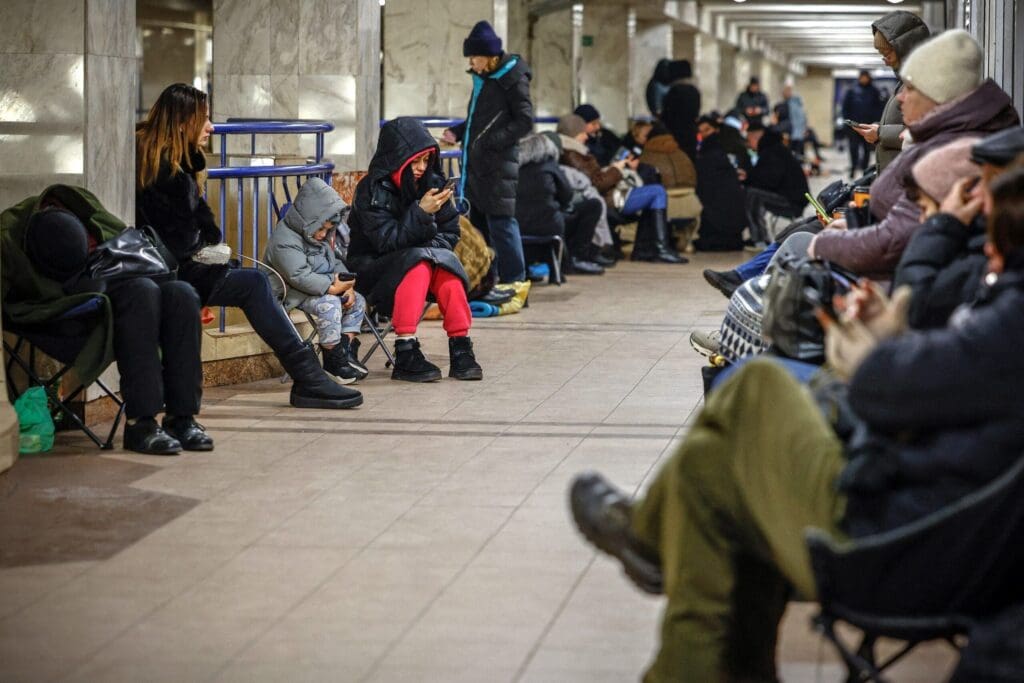 Persone affollate in una stazione metro