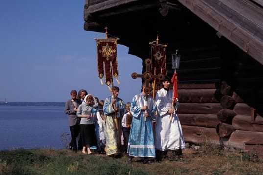 Persone con abiti tradizionali