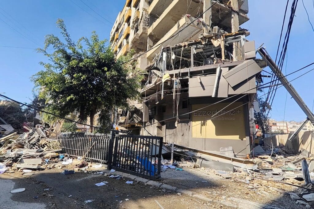 Detriti all’interno di un edificio danneggiato a Beirut.