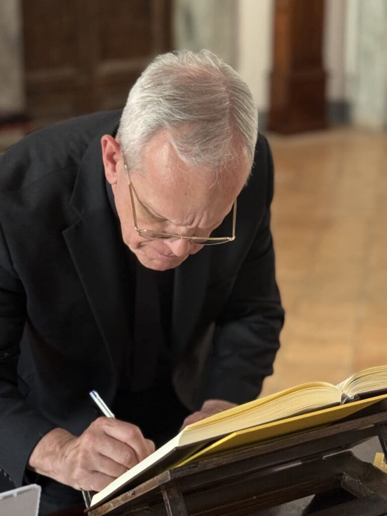 Un uomo che firma un libro