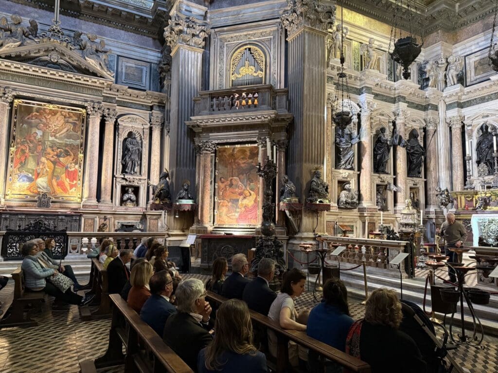Persone sedute in una chiesa
