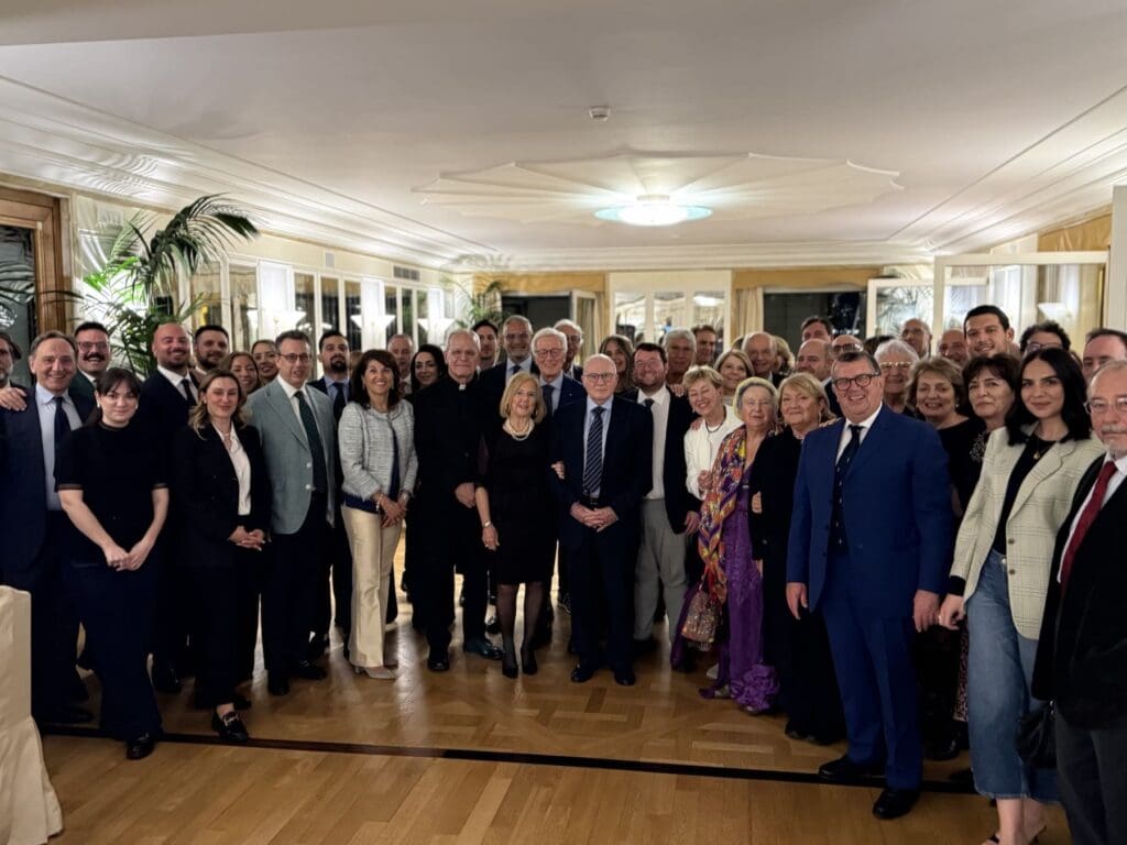 Partecipanti riuniti per una foto di gruppo in una sala.