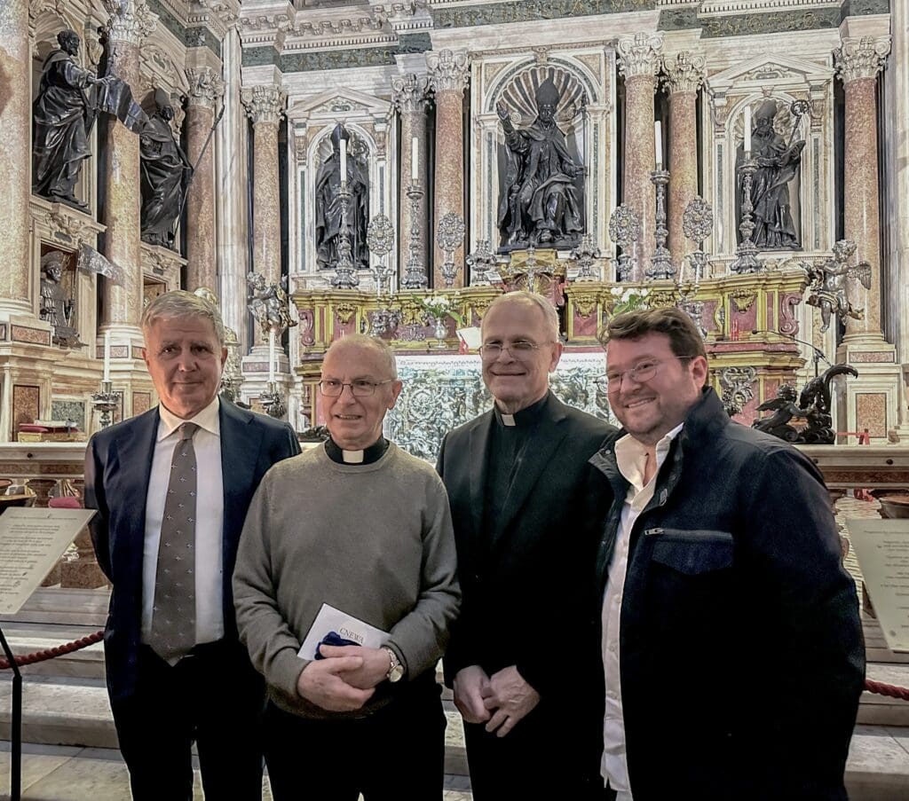 Foto di gruppo con Fabrizio Cattaneo della Volta, Mons. Vincenzo De Gregorio, Mons. Peter I. Vaccari e l’avv. Alfredo del Plato durante l’evento CNEWA a Napoli.