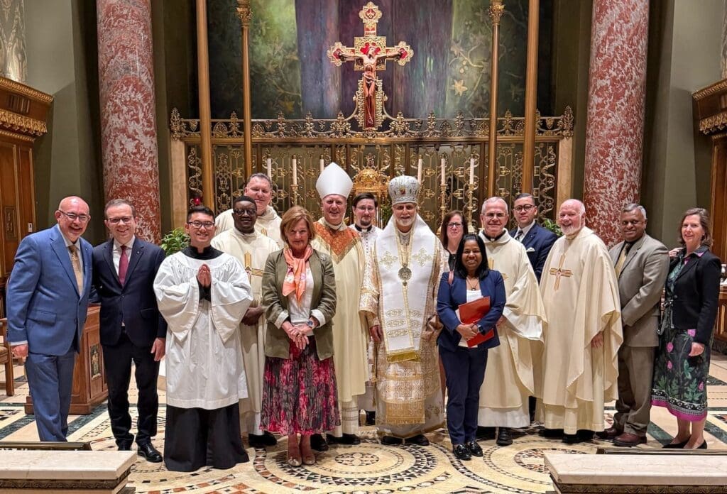 Un gruppo di vescovi e responsabili di CNEWA posa insieme dopo la Messa, davanti alla Church of Our Savior a New York.