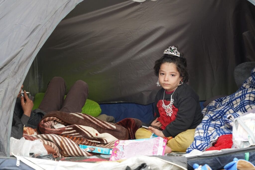 Una bambina seduta in una tenda