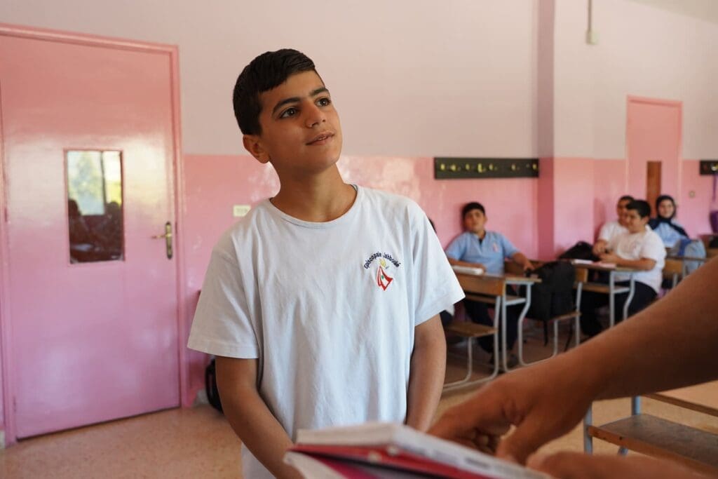 Un ragazzo in un’aula scolastica.