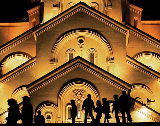 Grande cattedrale moderna con stile tradizionale.