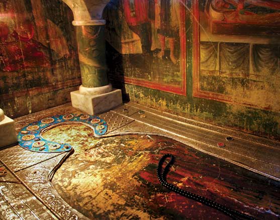 Tomba venerata all’interno di un luogo sacro.