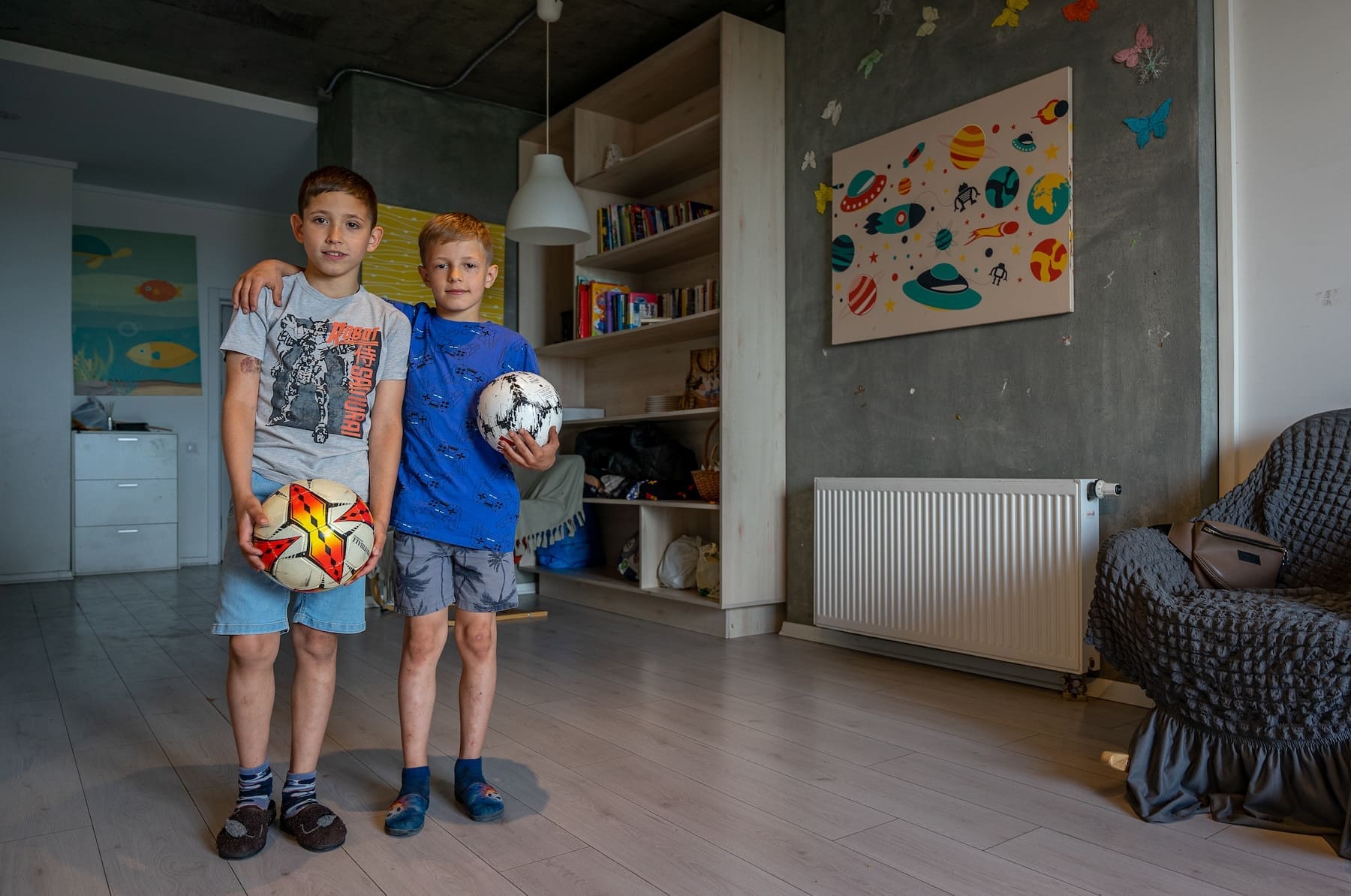 Due bambini con in mano un pallone.