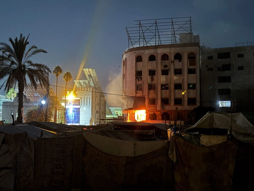 Un edificio danneggiato dopo un attacco aereo, con l’ospedale Al-Ahli nelle vicinanze.