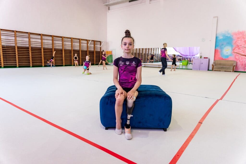A girl gymnast with a prostethic leg.